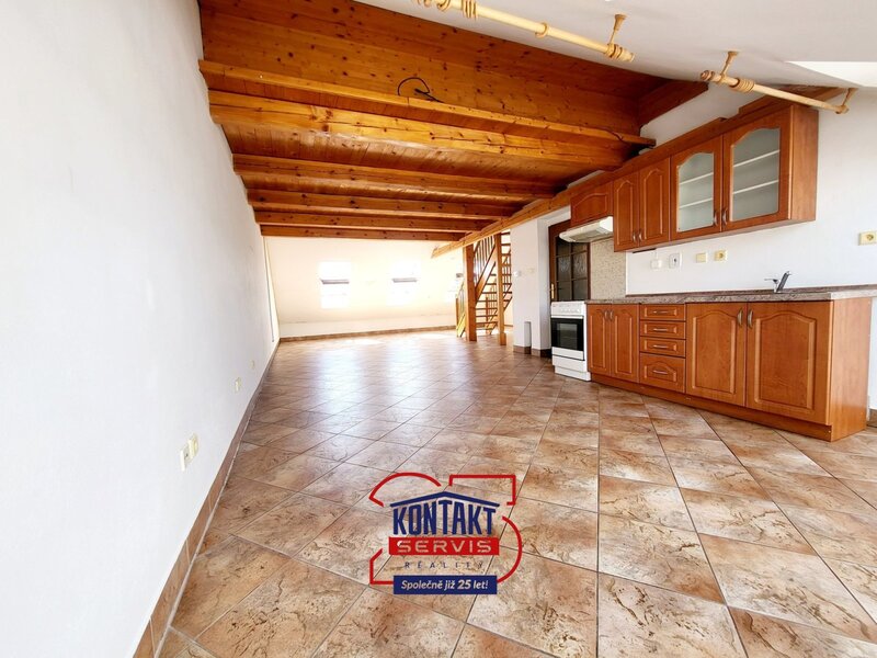 Pronájem prostorného podkrovního bytu 2+kk, 60 m2, ulice J. Š. Baara, České Budějovice