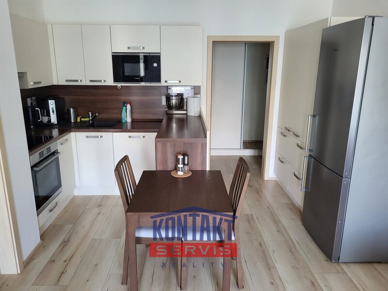 Pronájem kompletně vybaveného bytu 3+kk s balkónem - Na Zlaté stoce, České Budějovice