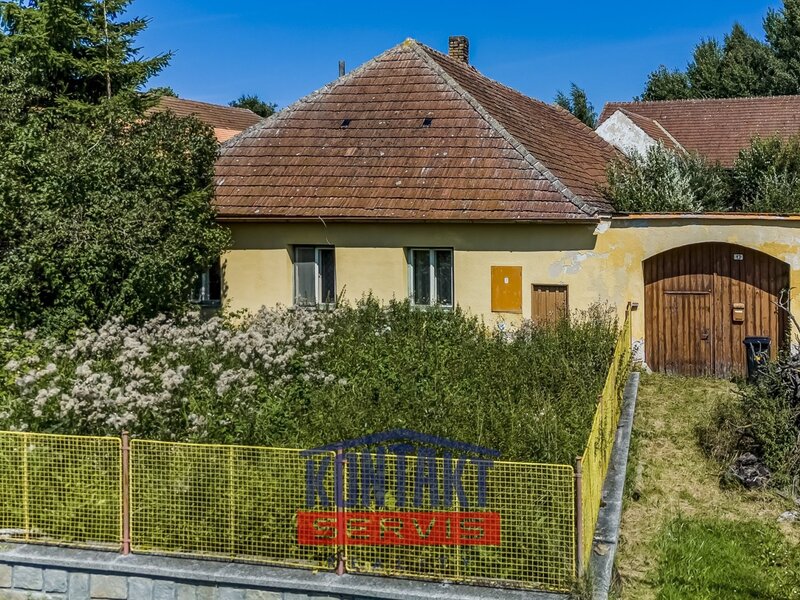 Zemědělská usedlost s rozsáhlými pozemky v malebné obci Myliboř