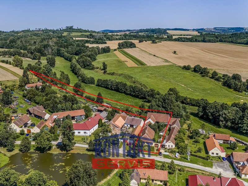Zemědělská usedlost s rozsáhlými pozemky v malebné obci Myliboř
